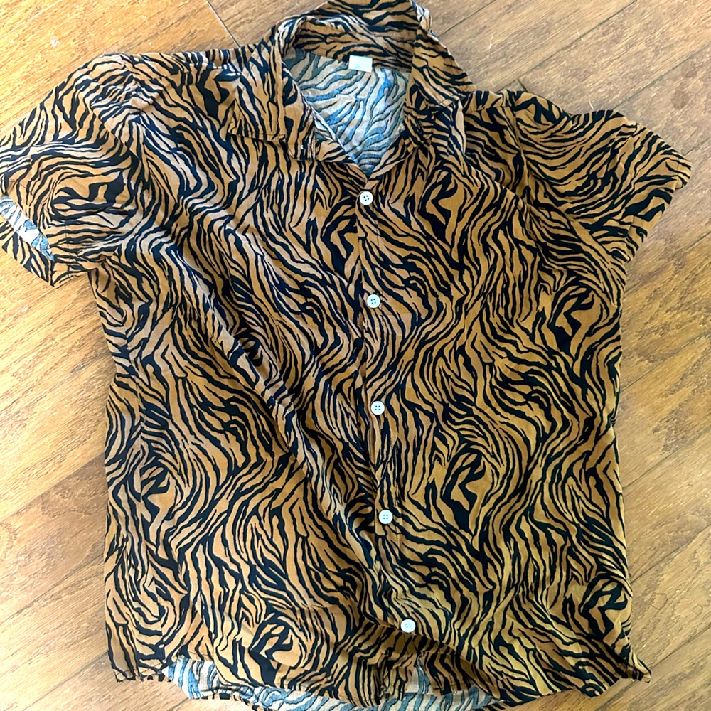 Men’s forever 21 shirt tiger button up